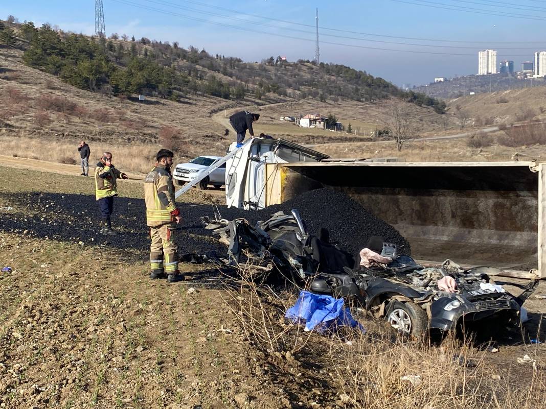 Belediyeye ait zift yüklü kamyon, kamyonetin üzerine devrildi: 3 personel öldü 5